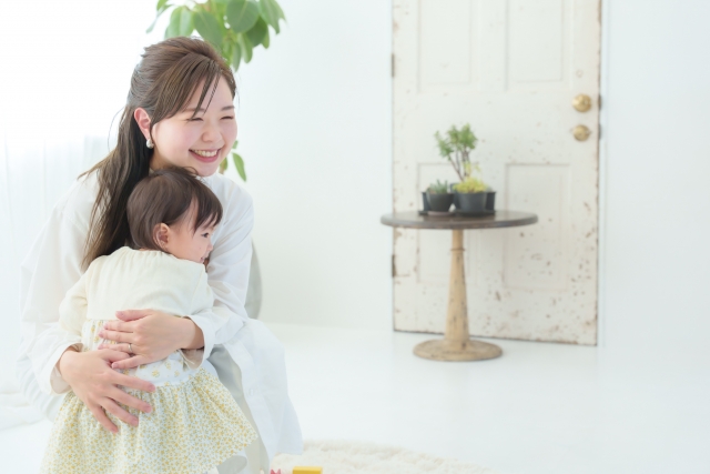 子供を抱きかかえる女性